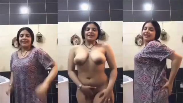 Sexy mother shows her pussy videos free