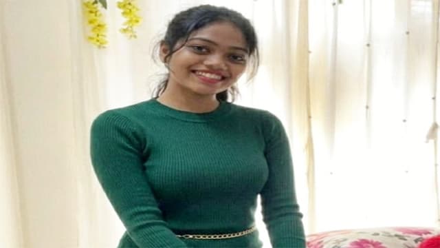 Horny Desi Babe – Blowjob Striptease MMS