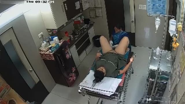 Bhabhi In Clinic House-Keeper Shaving Her Pussy Videos Free